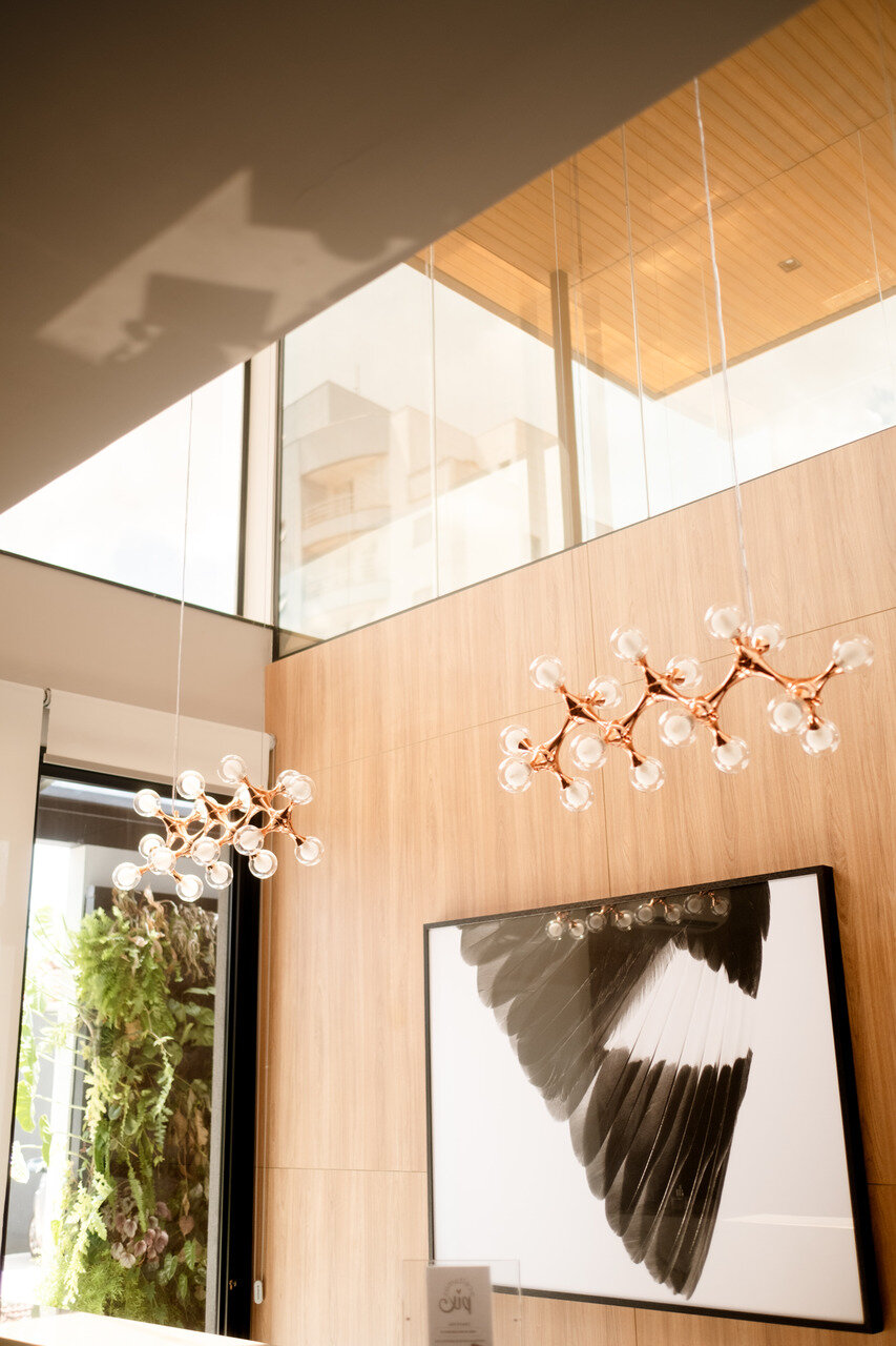 Recepção da clínica com lustre decorativo