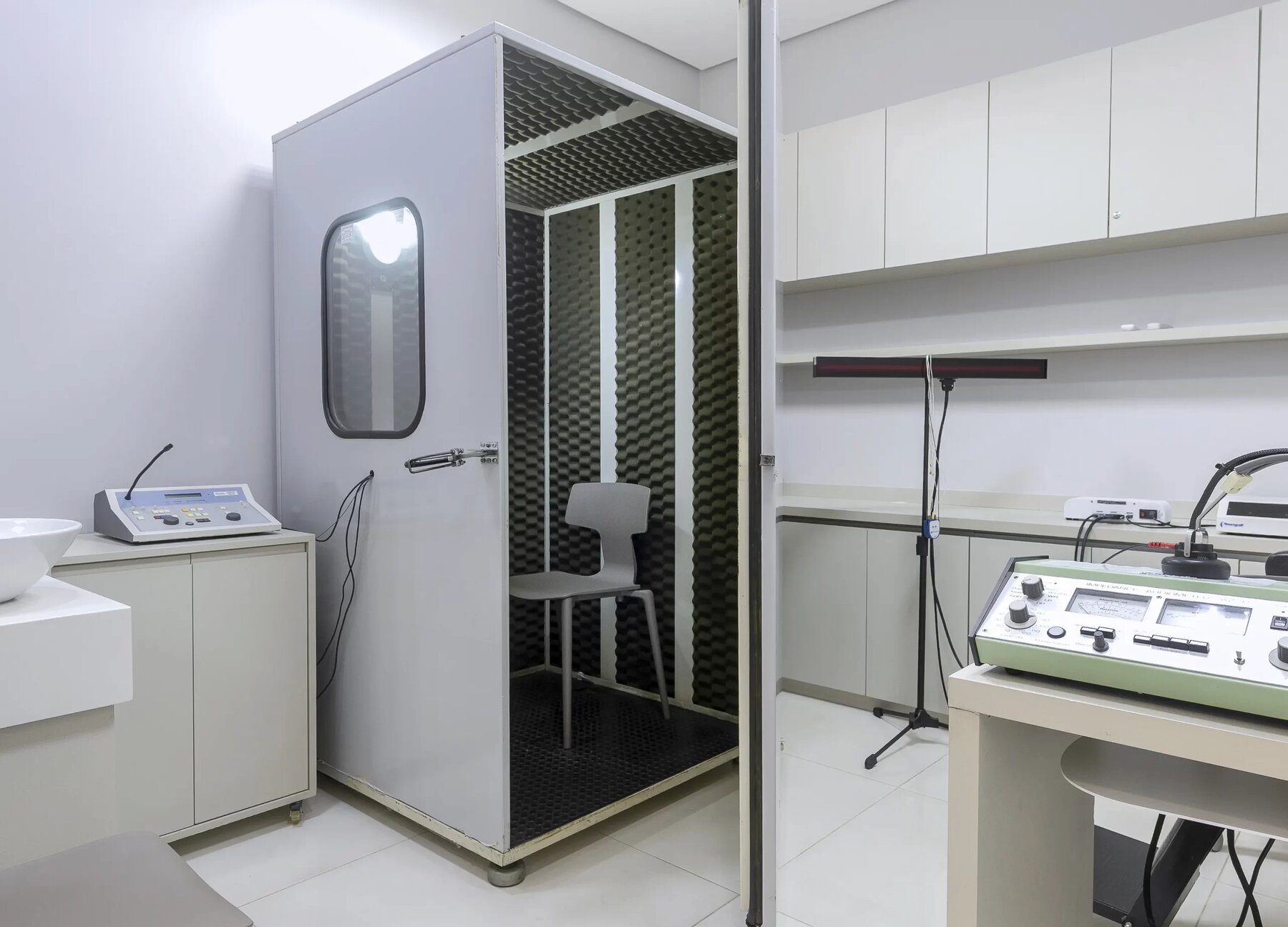Sala de atendimento com cabine e equipamentos